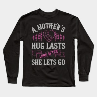 A mother’s hug lasts long after she lets go Long Sleeve T-Shirt